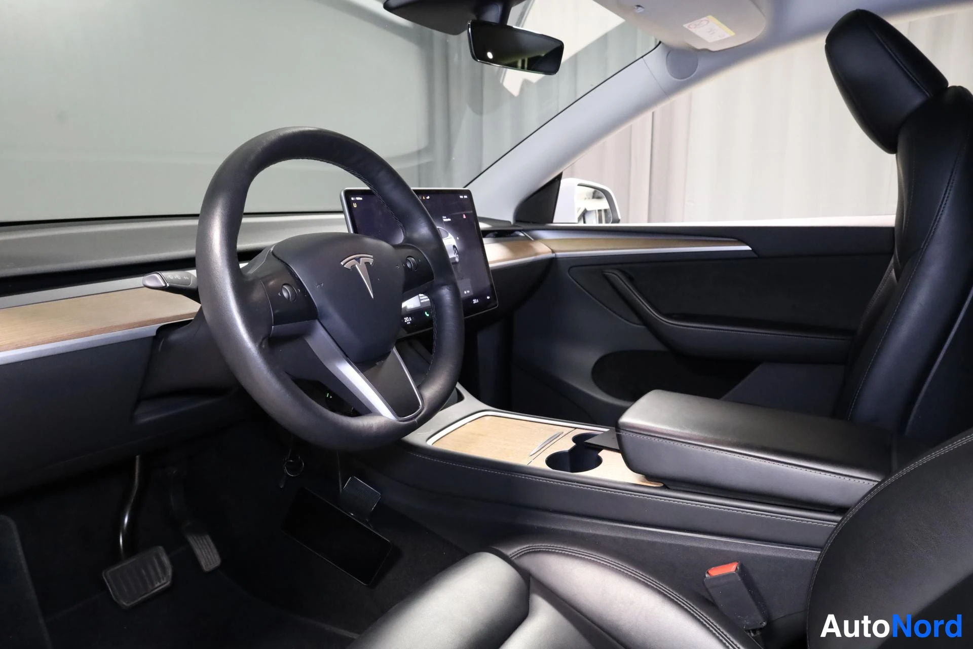 Valkoinen Tesla Model Y 2023, ohjaamo, kuva 9