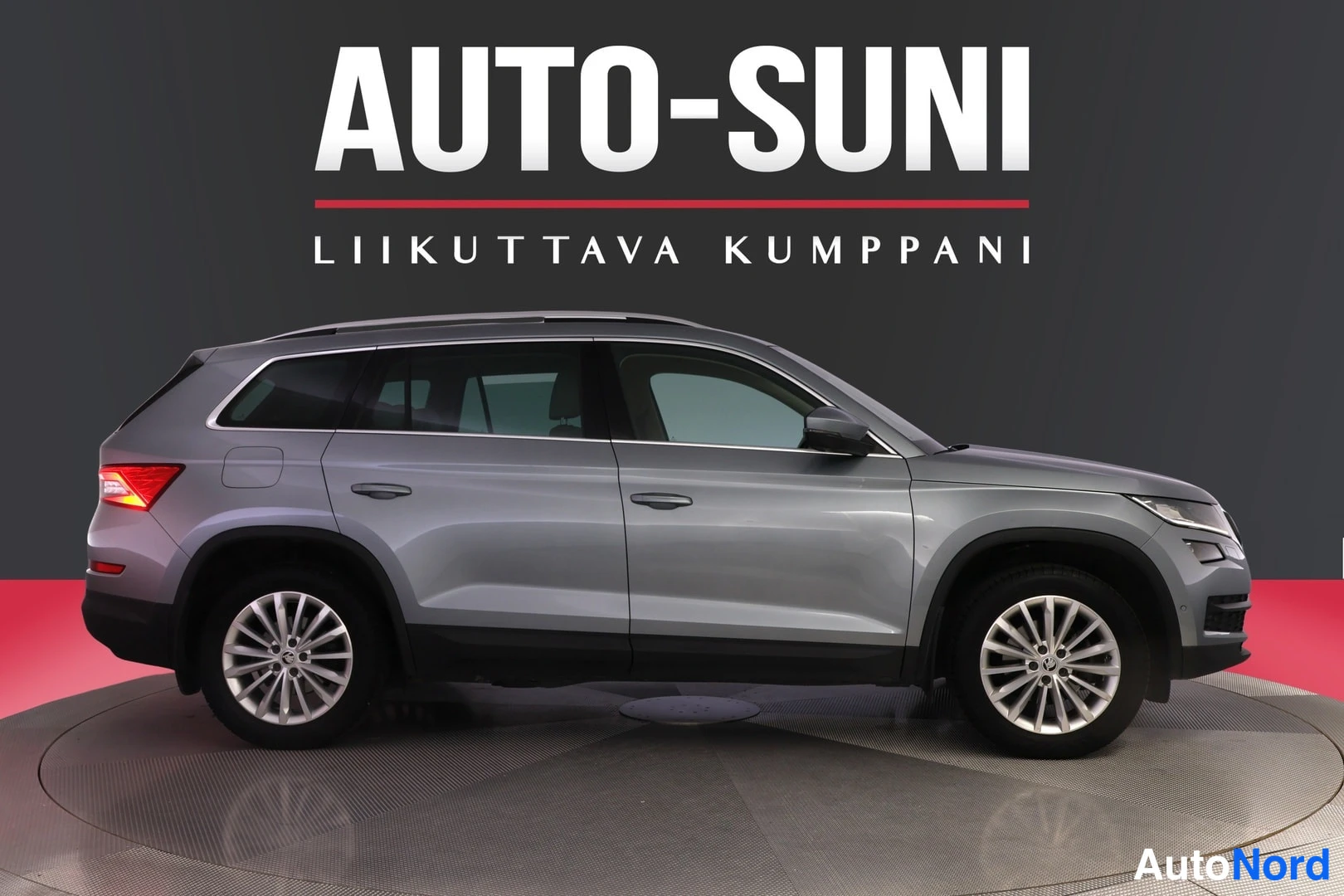 Hopea Skoda Kodiaq 2017, etuviisto, keula oikealle, kuva 4