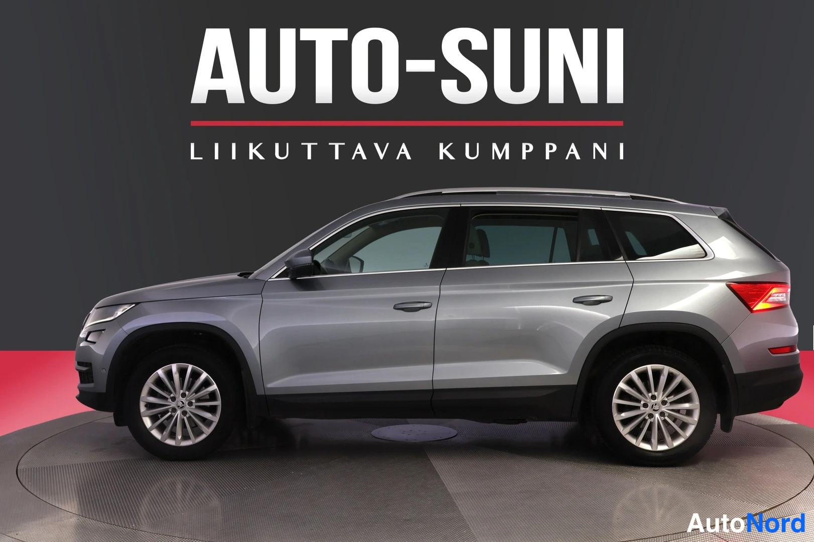 Hopea Skoda Kodiaq 2017, etuviisto, keula vasemmalle, kuva 2