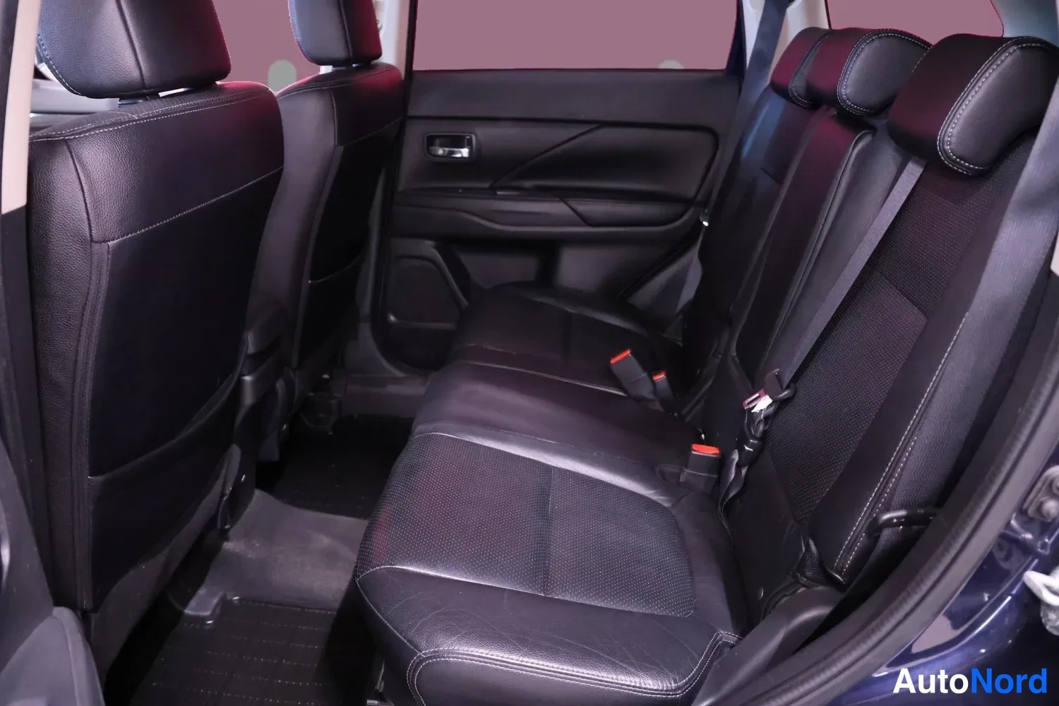 Sininen Mitsubishi Outlander 2017, takaistuimet, kuva 10