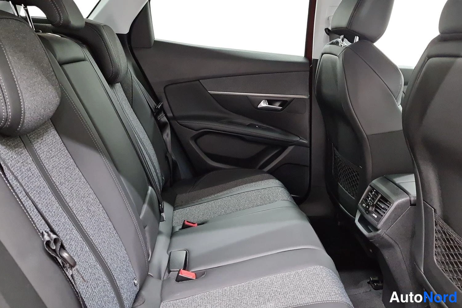 Musta Peugeot 3008 2019, takaistuimet, kuva 10