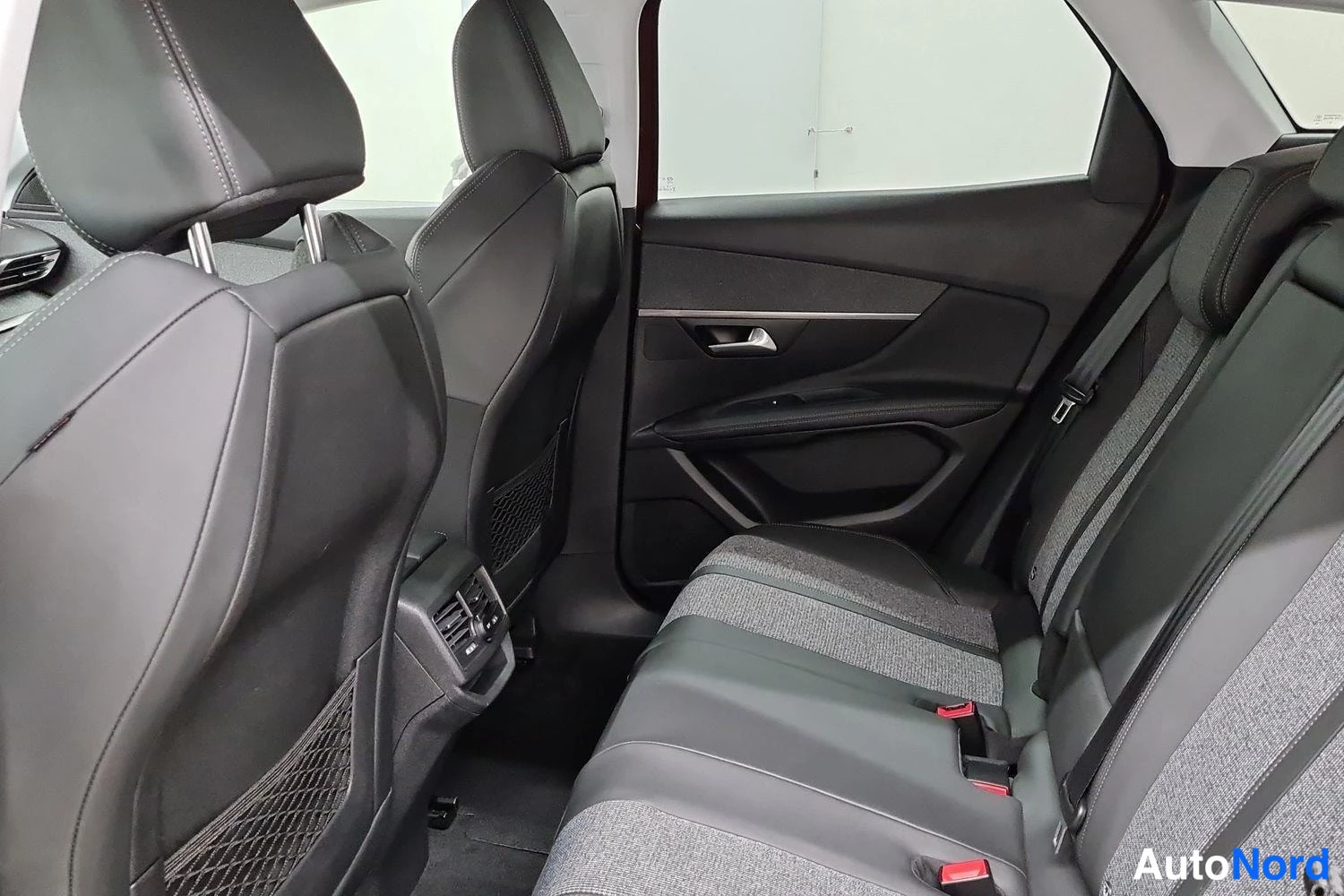 Musta Peugeot 3008 2019, takaistuimet, kuva 11