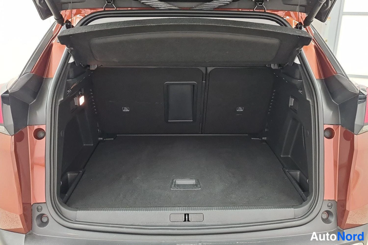 Musta Peugeot 3008 2019, tavaratila, kuva 12