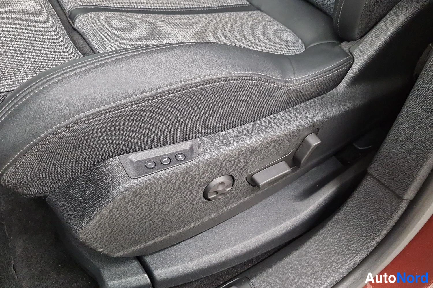 Musta Peugeot 3008 2019, yksityiskohta, kuva 17