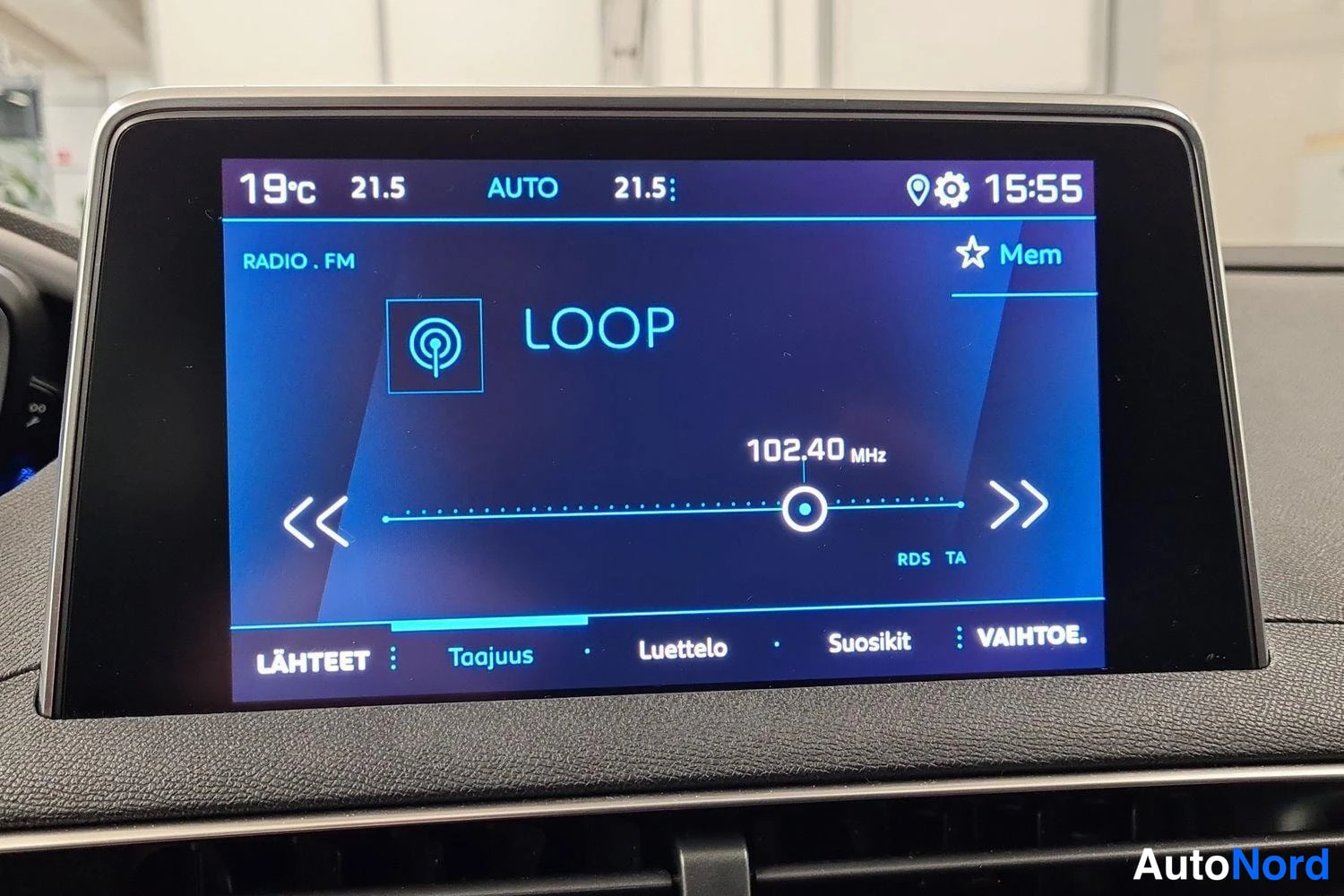 Musta Peugeot 3008 2019, ohjaamo, kuva 8
