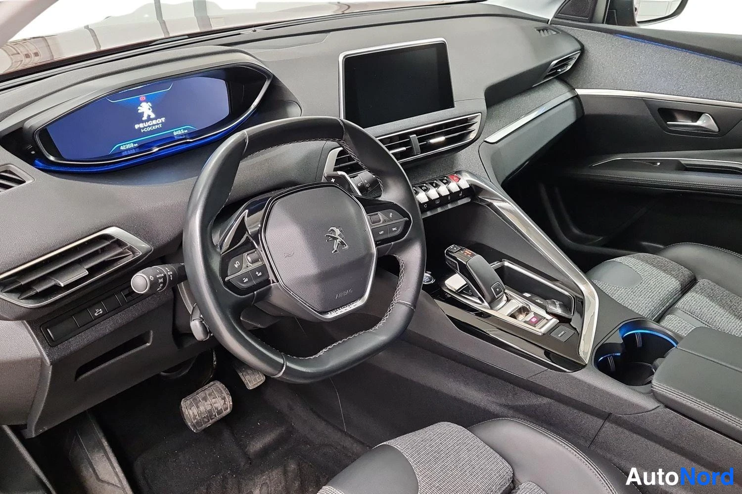 Musta Peugeot 3008 2019, ohjaamo, kuva 5