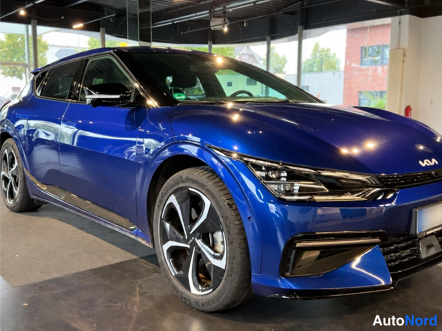 Sininen Kia EV6 GT 2023, etuviisto, keula oikealle, kuva 2