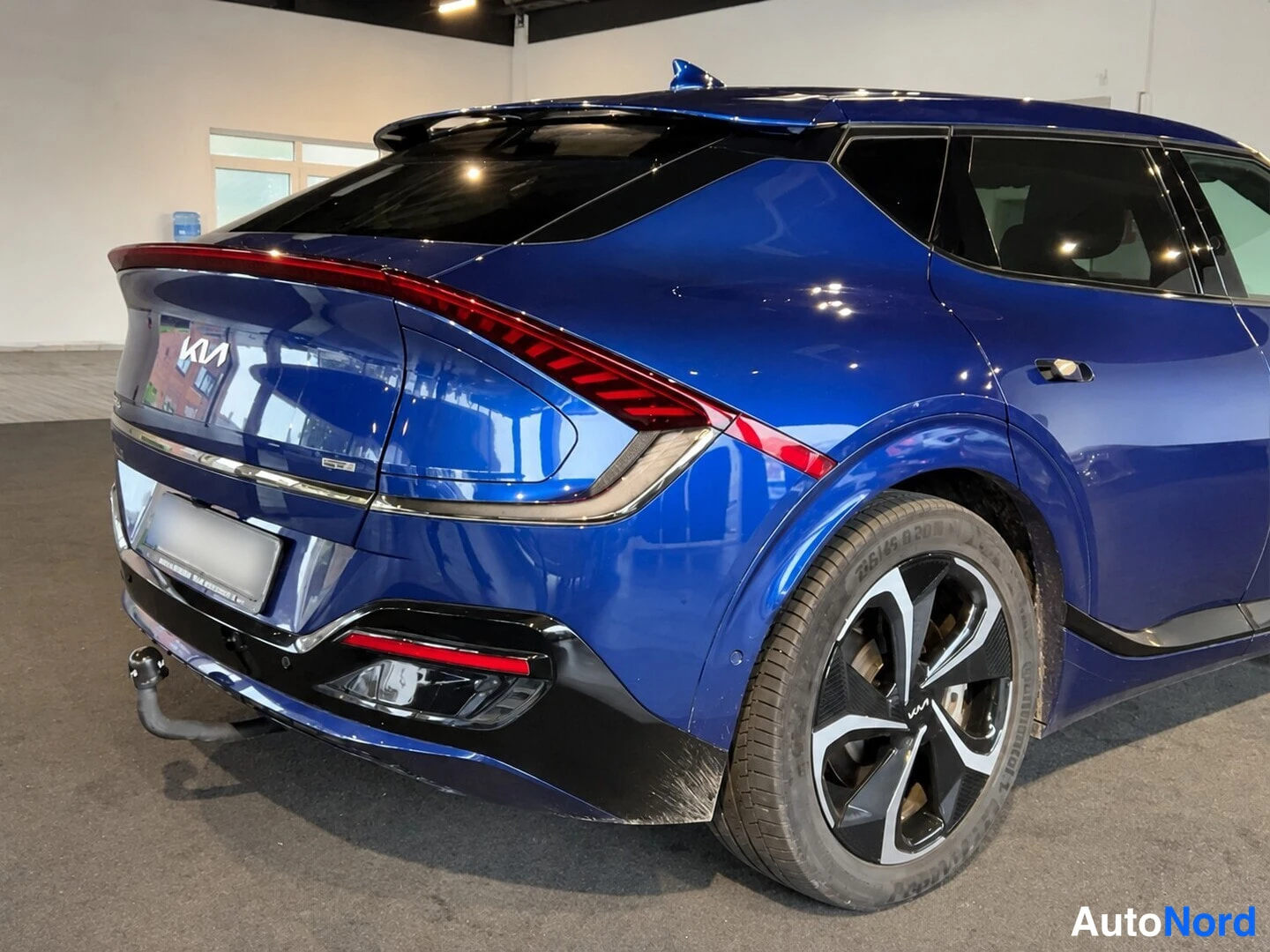 Sininen Kia EV6 GT 2023, takaviisto, kuva 4
