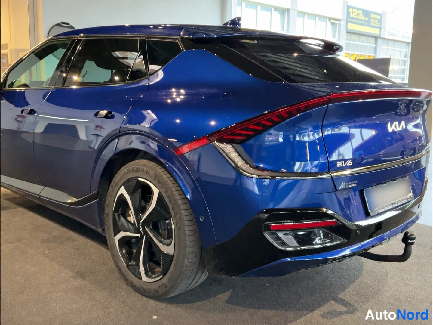 Sininen Kia EV6 GT 2023, takaviisto, kuva 5