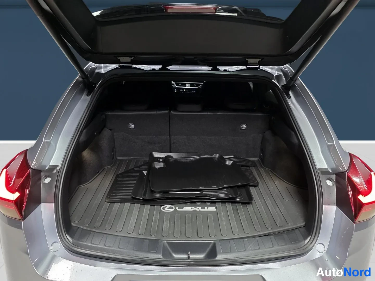 Hopea Lexus UX 2023, tavaratila, kuva 10