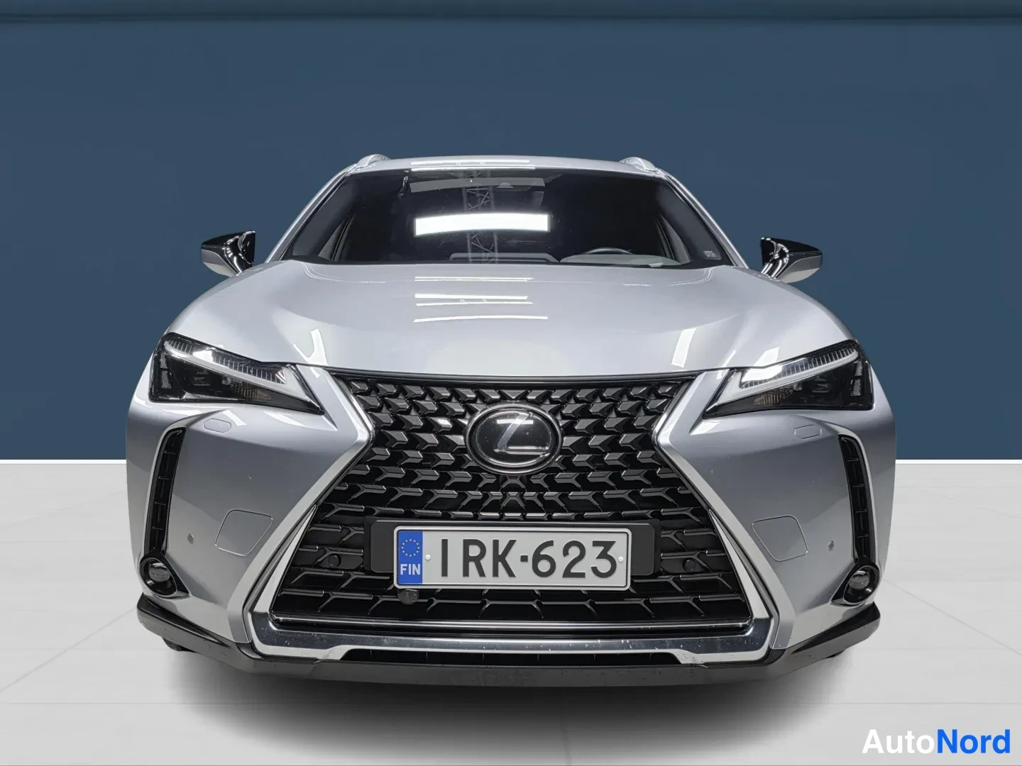 Hopea Lexus UX 2023, edestä, kuva 3