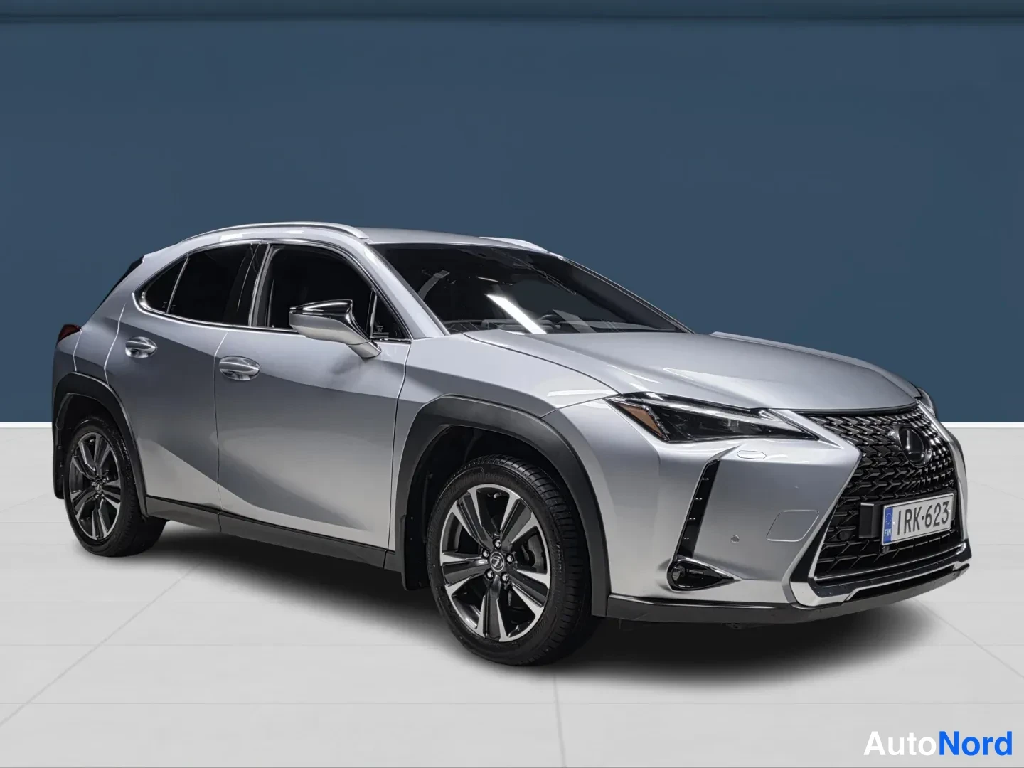 Hopea Lexus UX 2023, etuviisto, keula oikealle, kuva 2