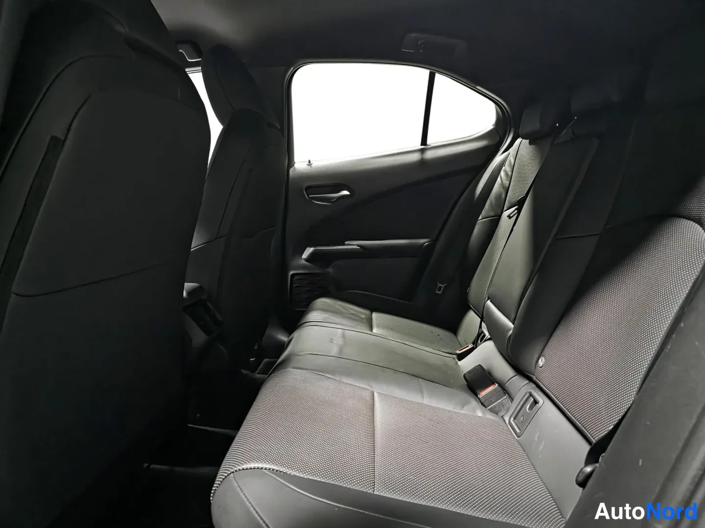 Hopea Lexus UX 2023, takaistuimet, kuva 9