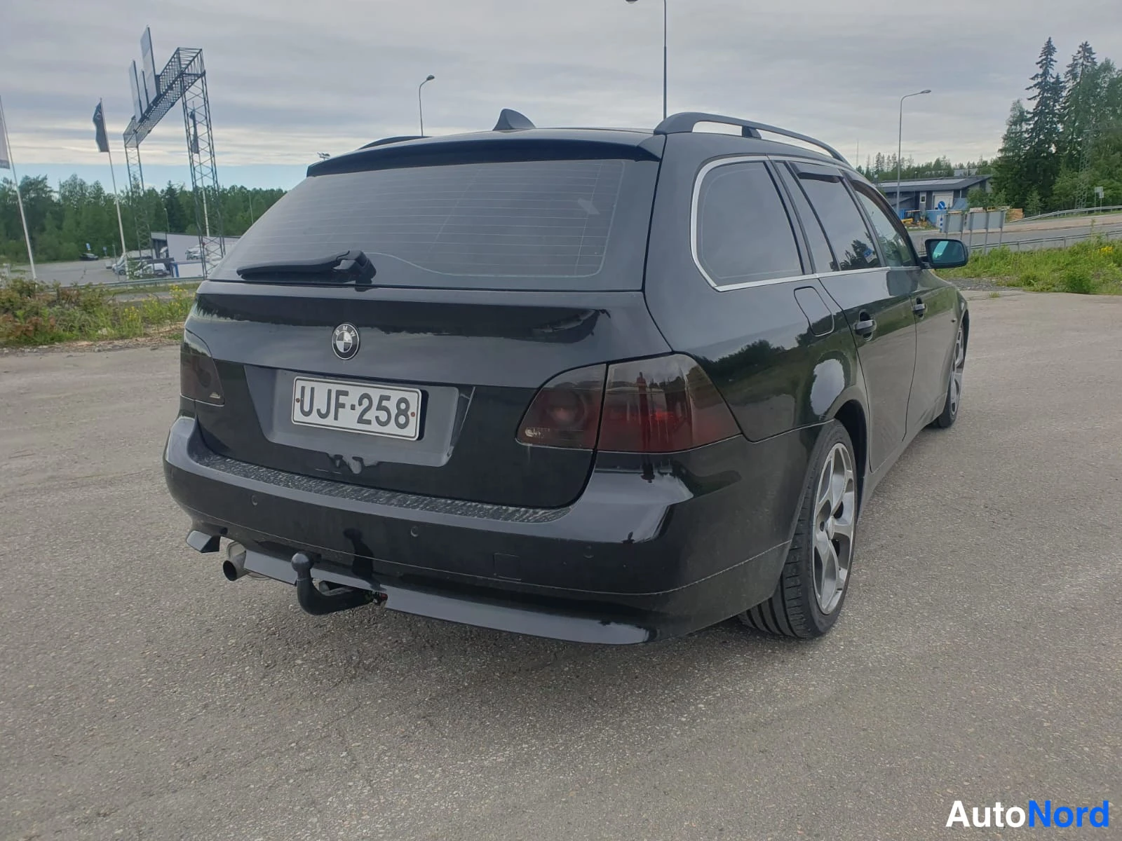 Musta BMW 520d E61 2006, takaviisto, kuva 3
