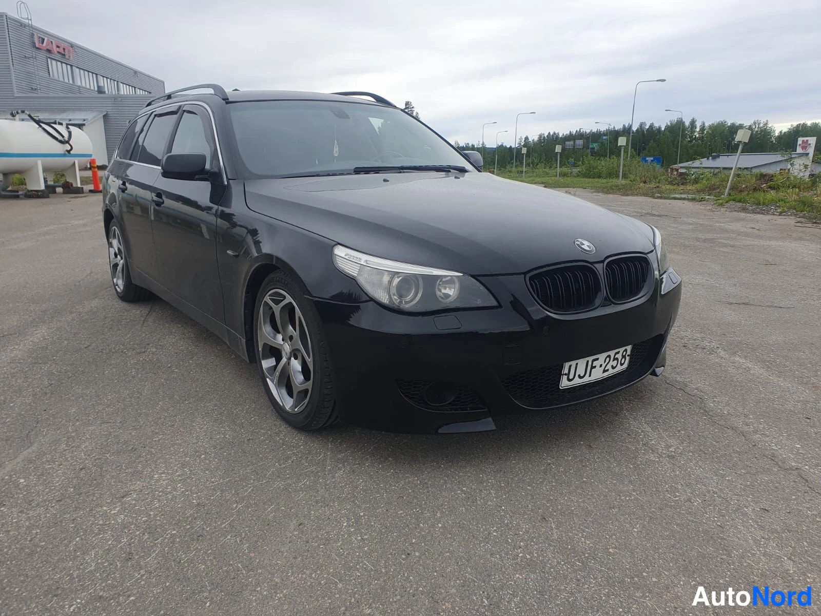 Musta BMW 520d E61 2006, etuviisto, keula oikealle, kuva 2