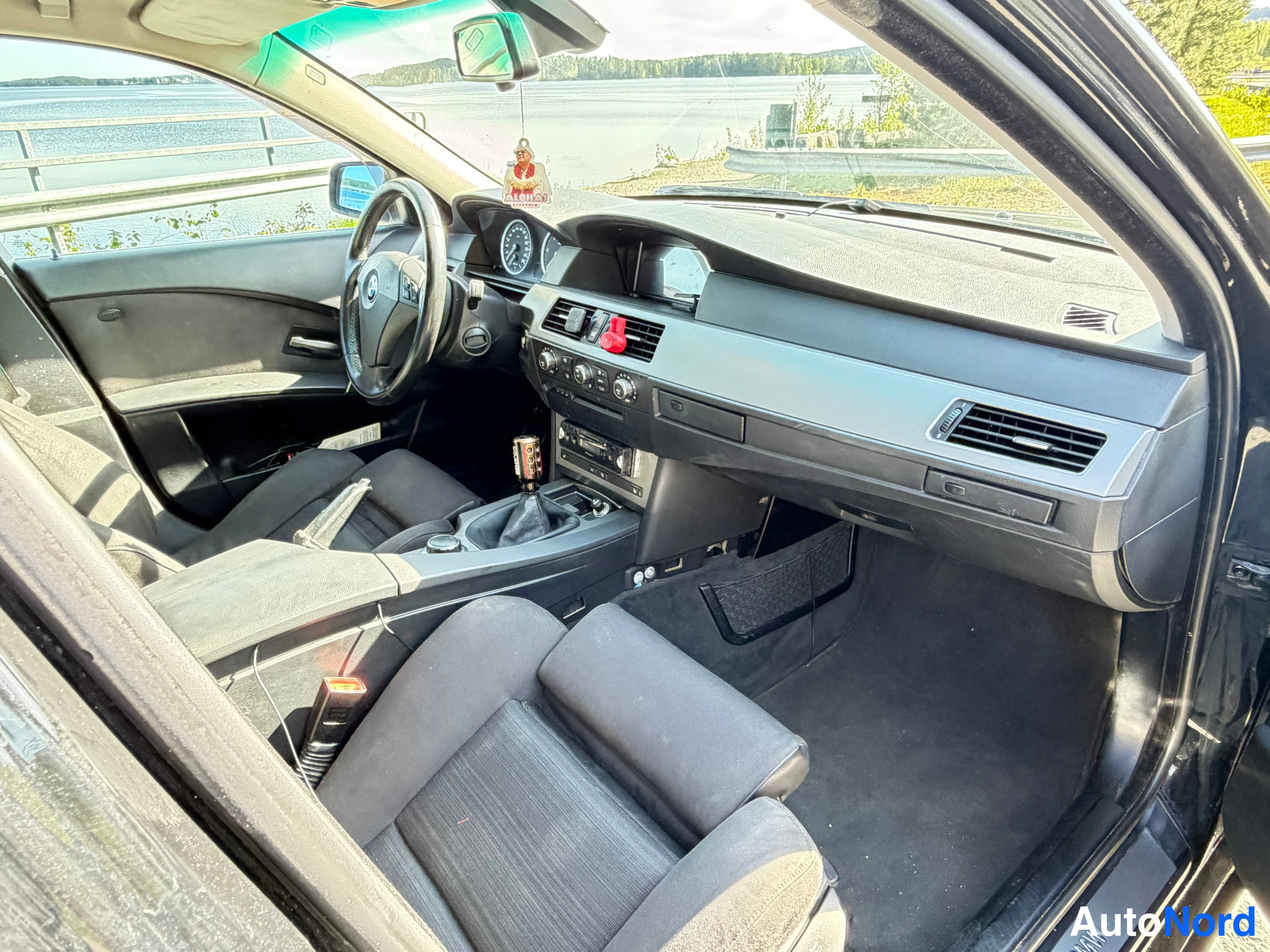 Musta BMW 520d E61 2006, ohjaamo, kuva 5