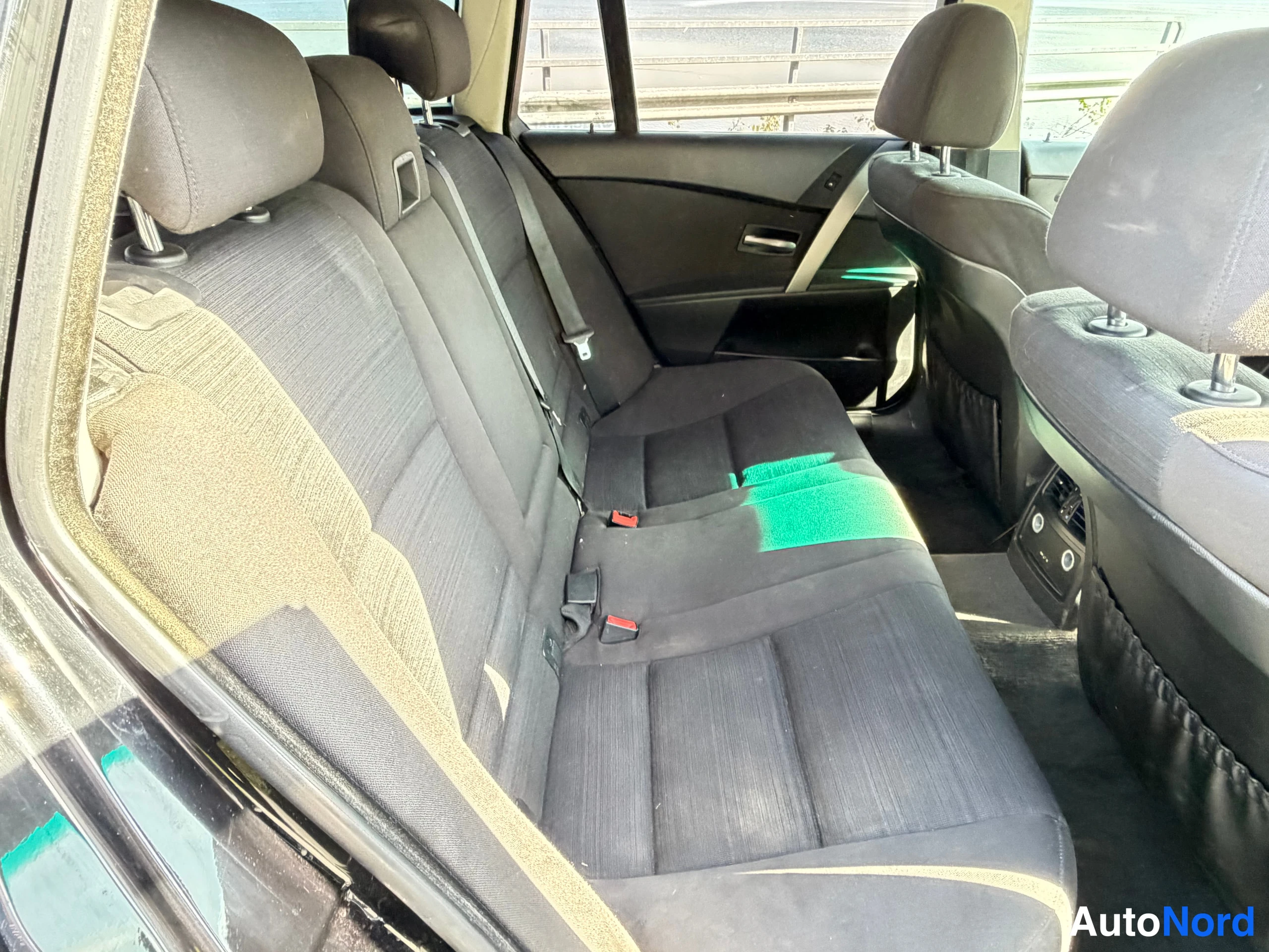 Musta BMW 520d E61 2006, takaistuimet, kuva 6