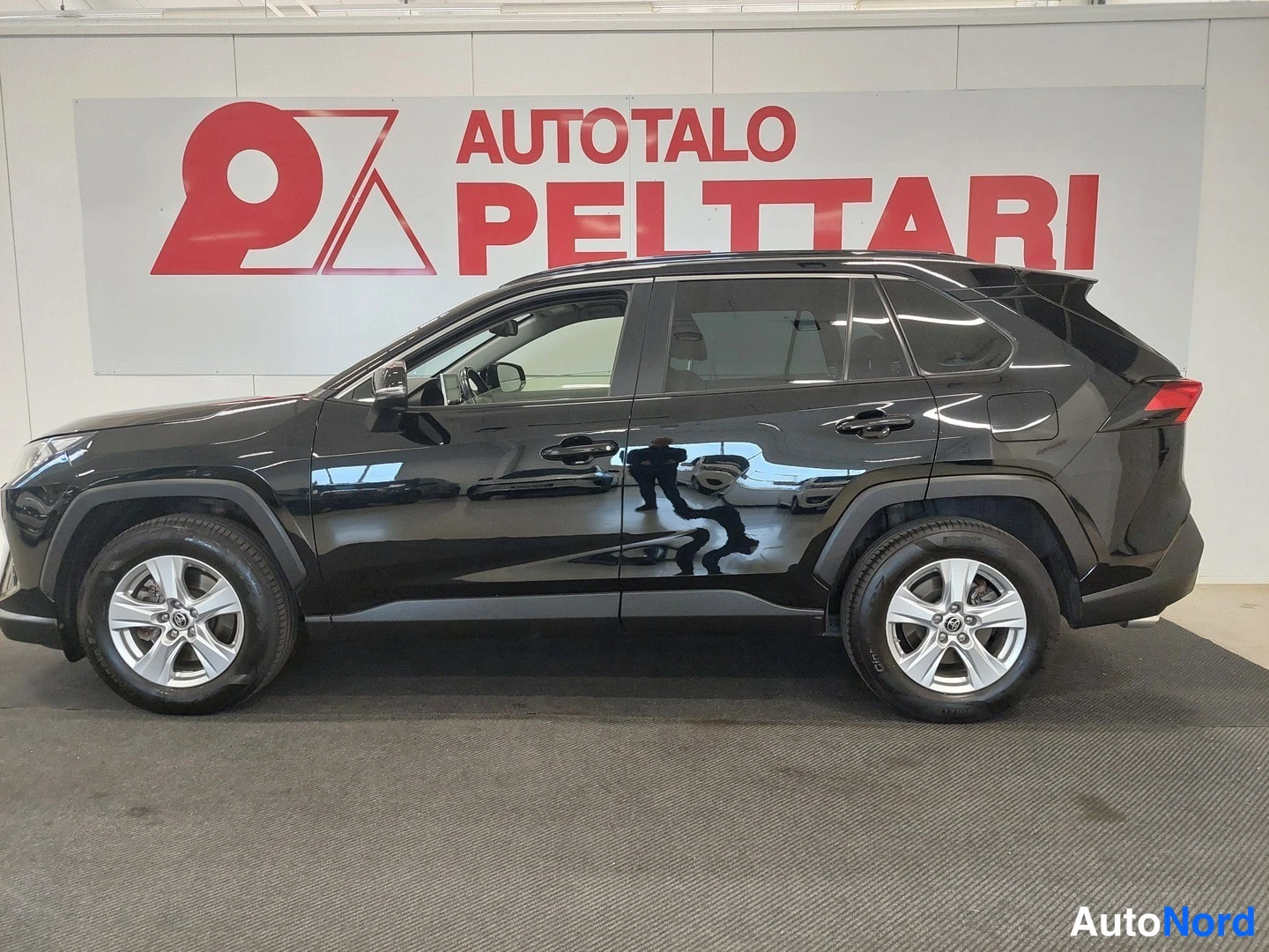 Musta Toyota RAV4 2019, sivulta, kuva 5