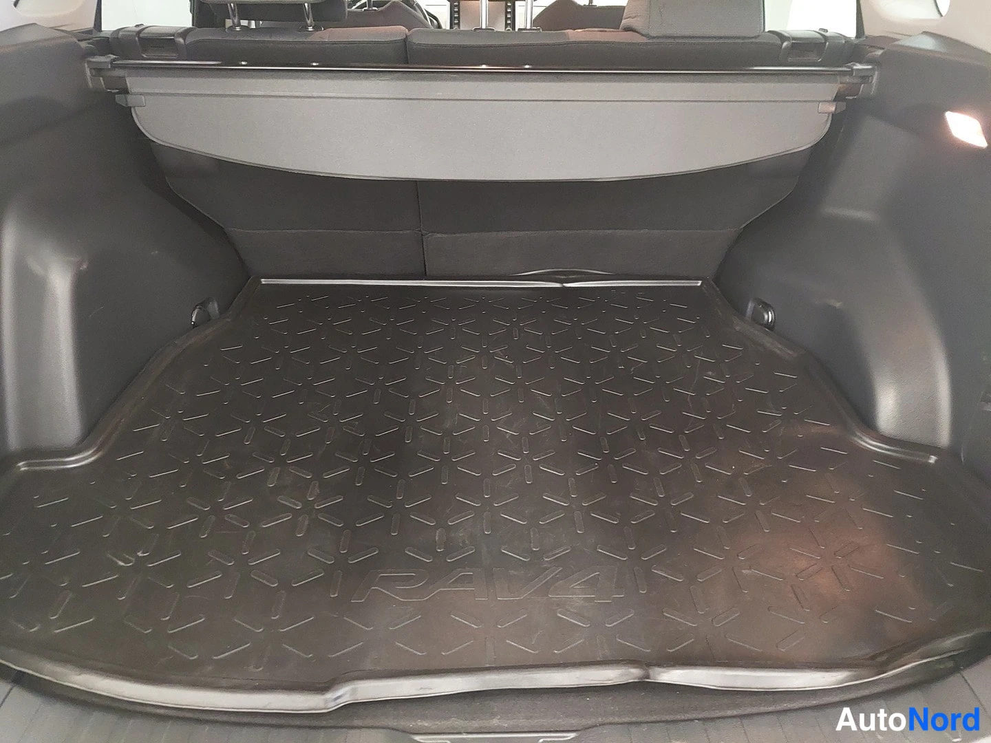 Musta Toyota RAV4 2019, tavaratila, kuva 17