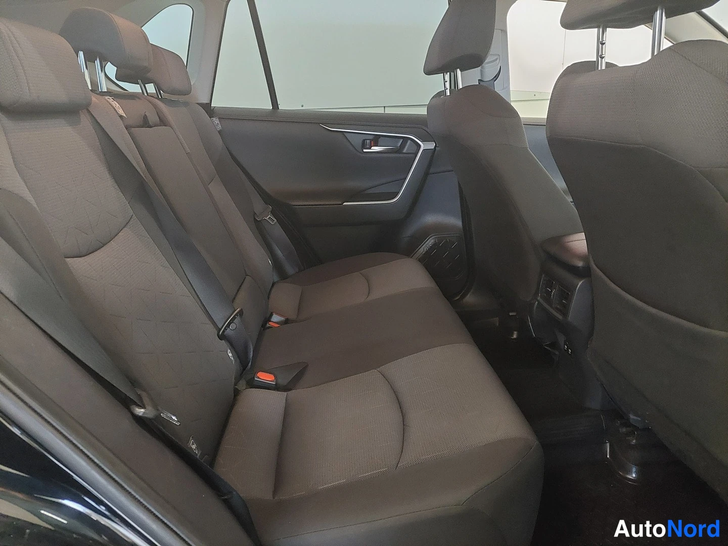 Musta Toyota RAV4 2019, takaistuimet, kuva 16