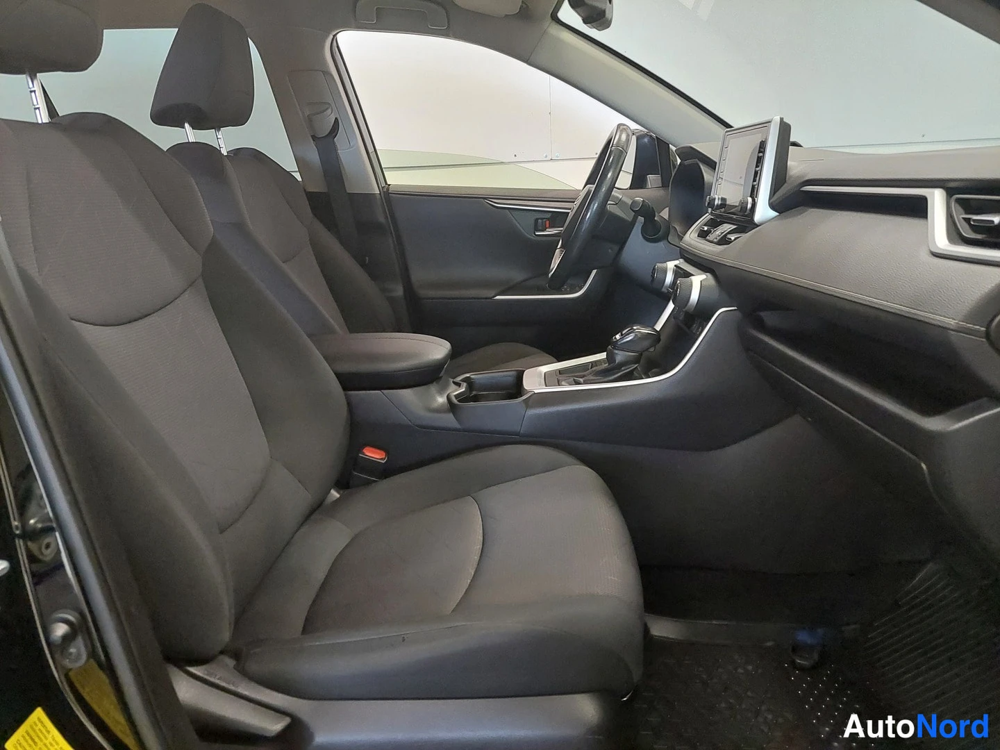Musta Toyota RAV4 2019, etuistuimet, kuva 14