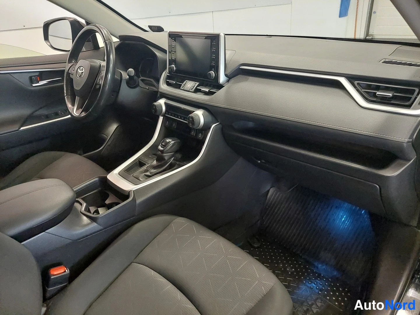 Musta Toyota RAV4 2019, ohjaamo, kuva 13