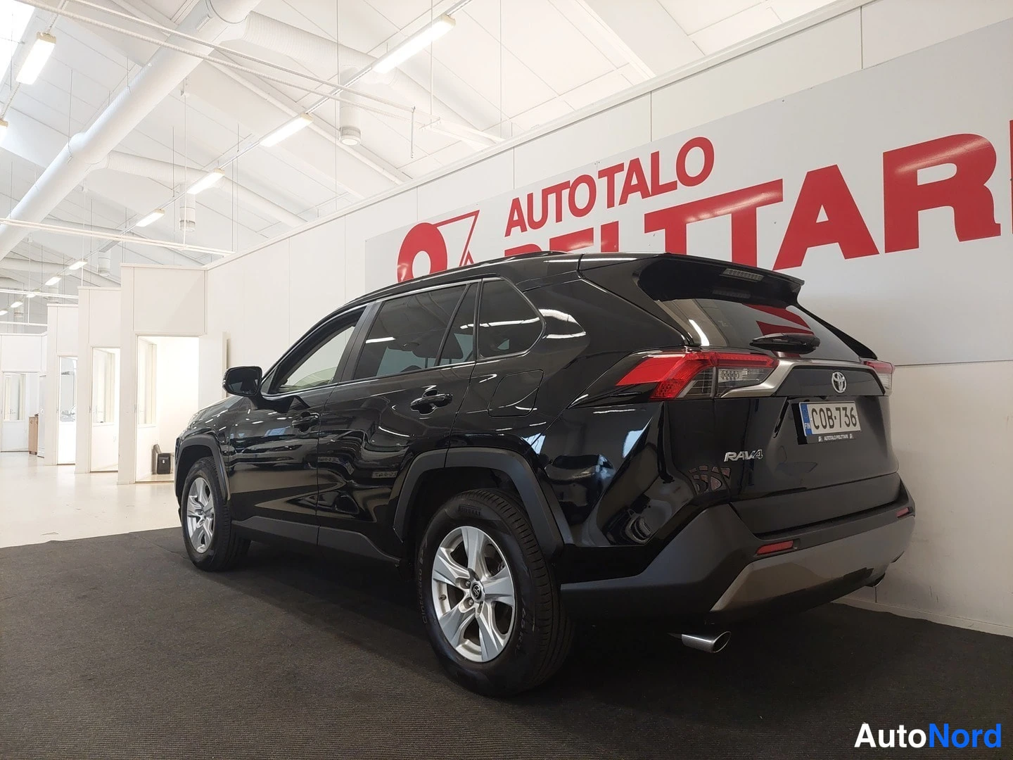 Musta Toyota RAV4 2019, takaviisto, kuva 6