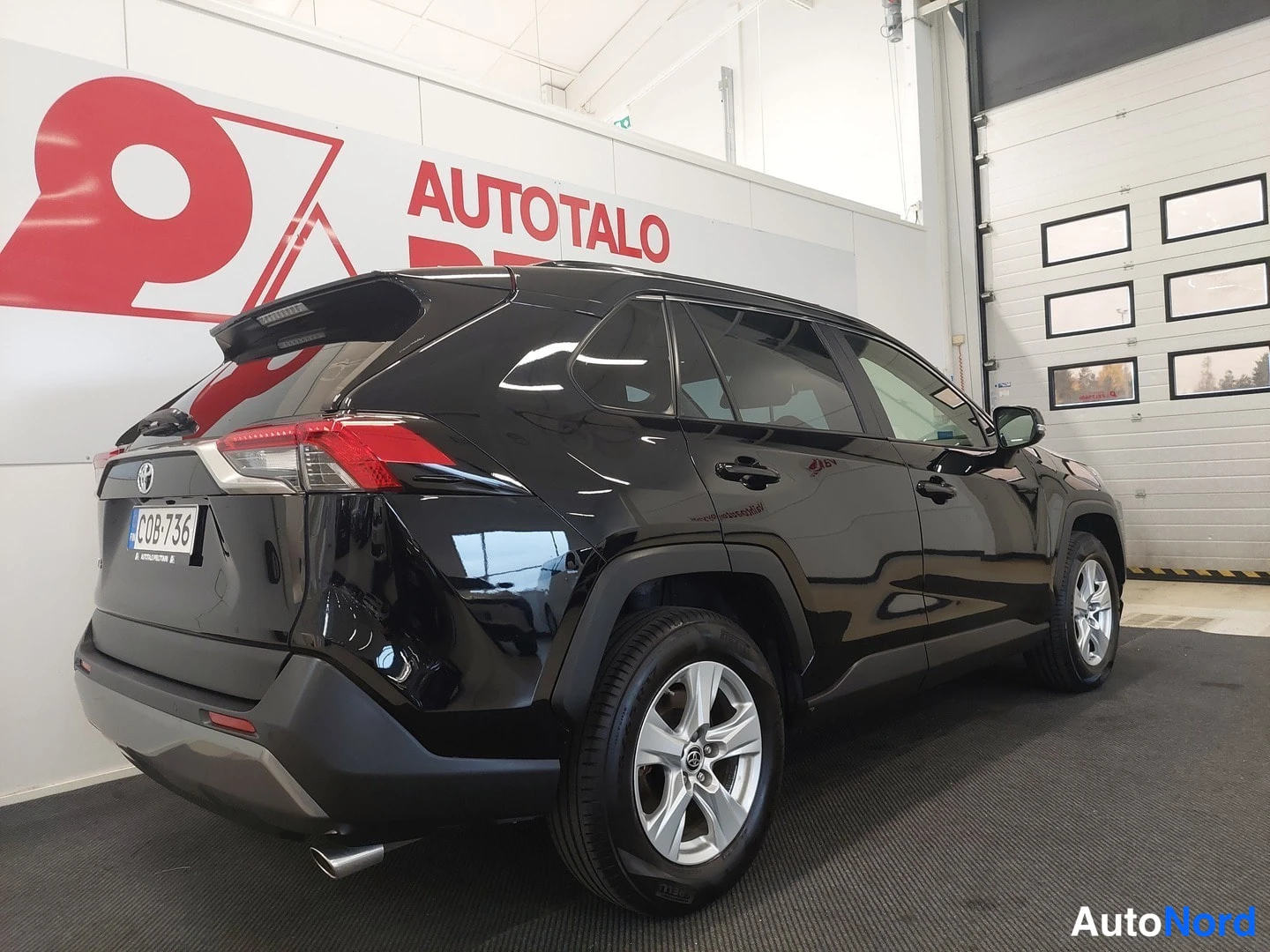 Musta Toyota RAV4 2019, takaviisto, kuva 7
