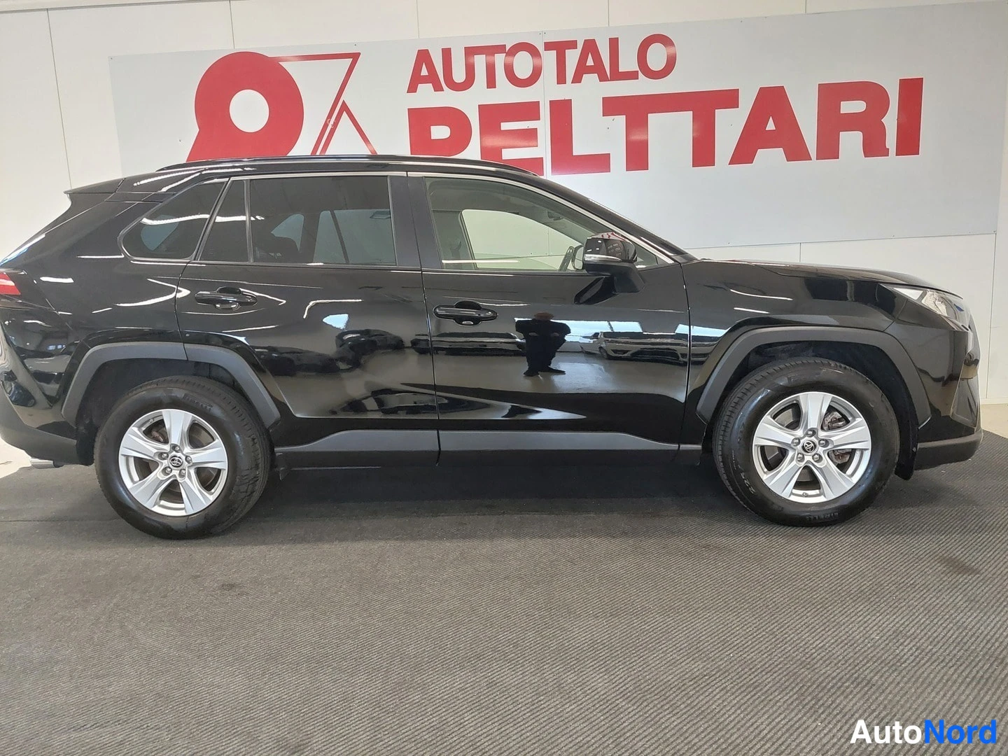 Musta Toyota RAV4 2019, sivulta, kuva 4