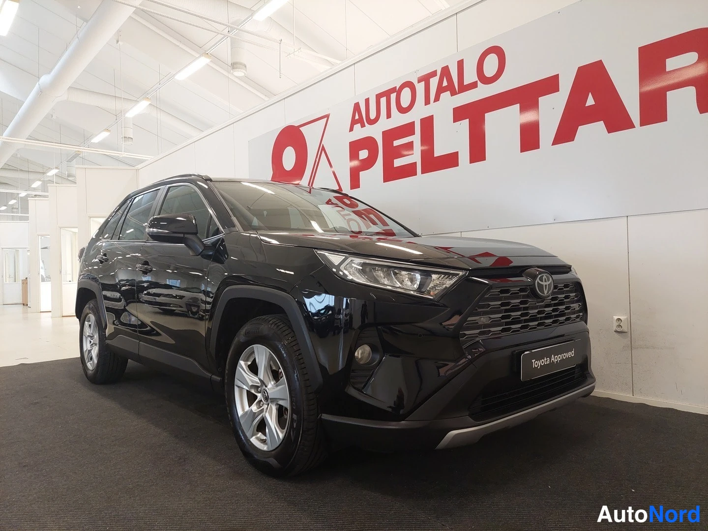 Musta Toyota RAV4 2019, etuviisto, keula oikealle, kuva 2