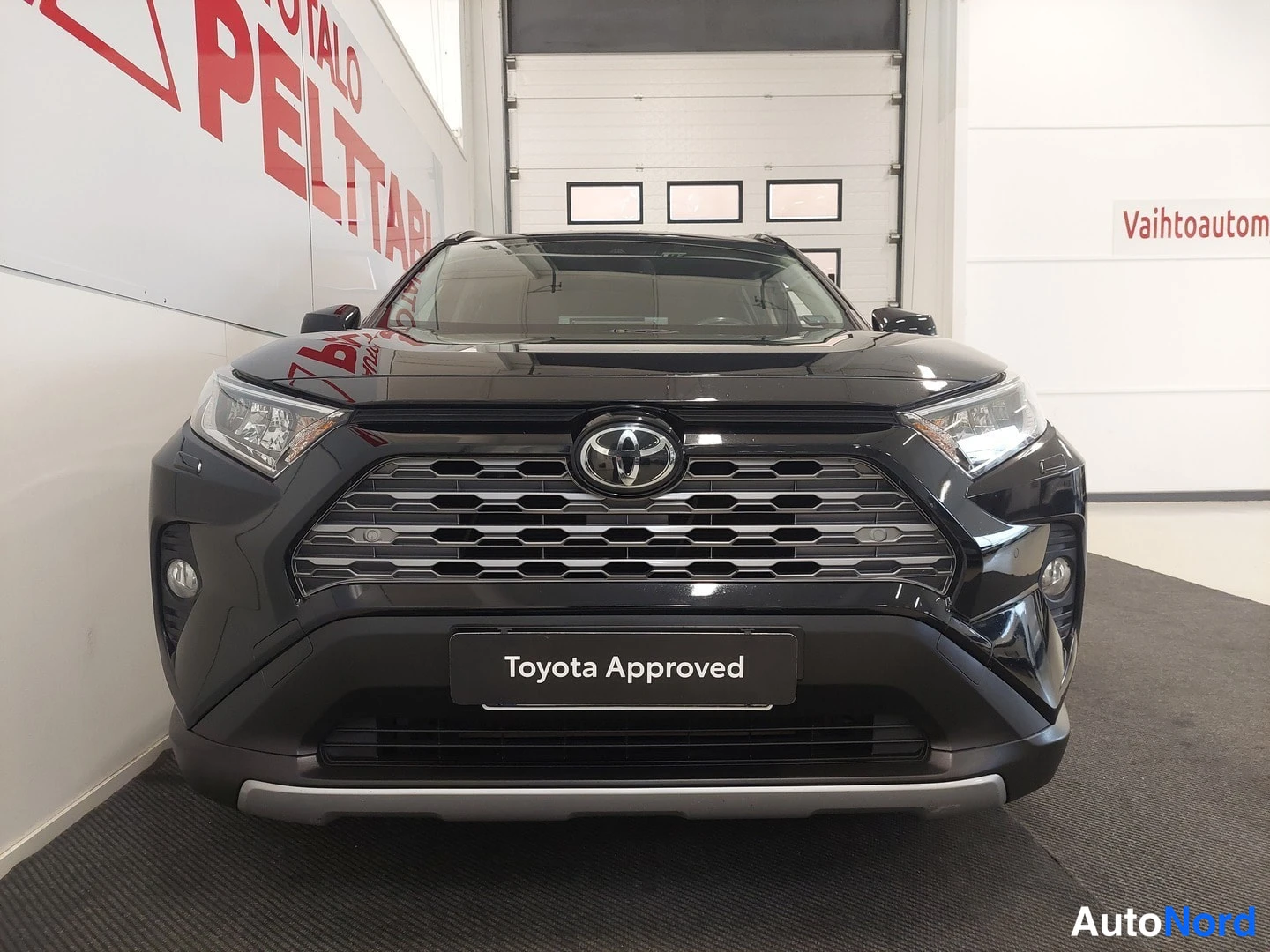 Musta Toyota RAV4 2019, edestä, kuva 3