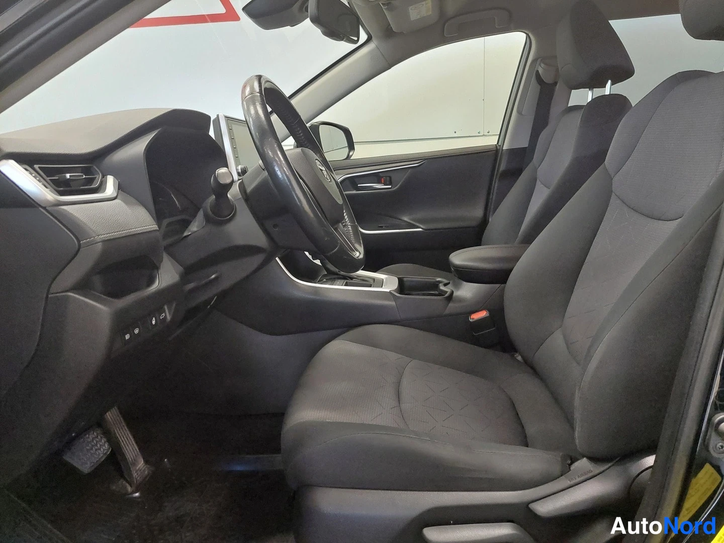 Musta Toyota RAV4 2019, ohjaamo, kuva 9