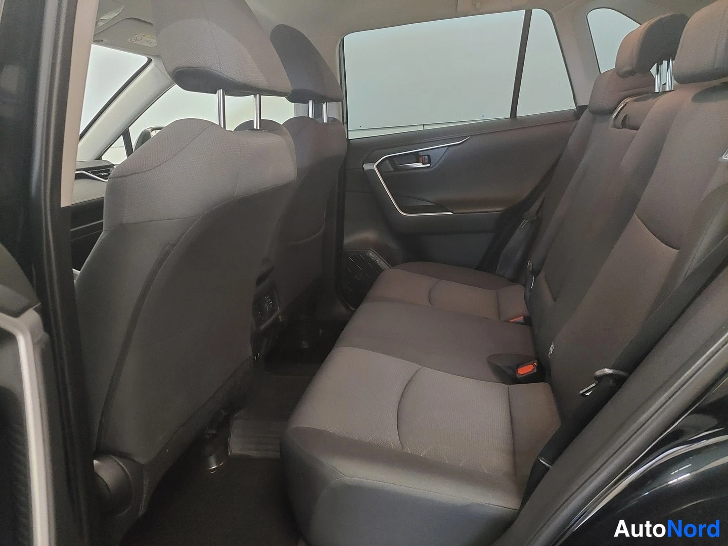 Musta Toyota RAV4 2019, takaistuimet, kuva 15