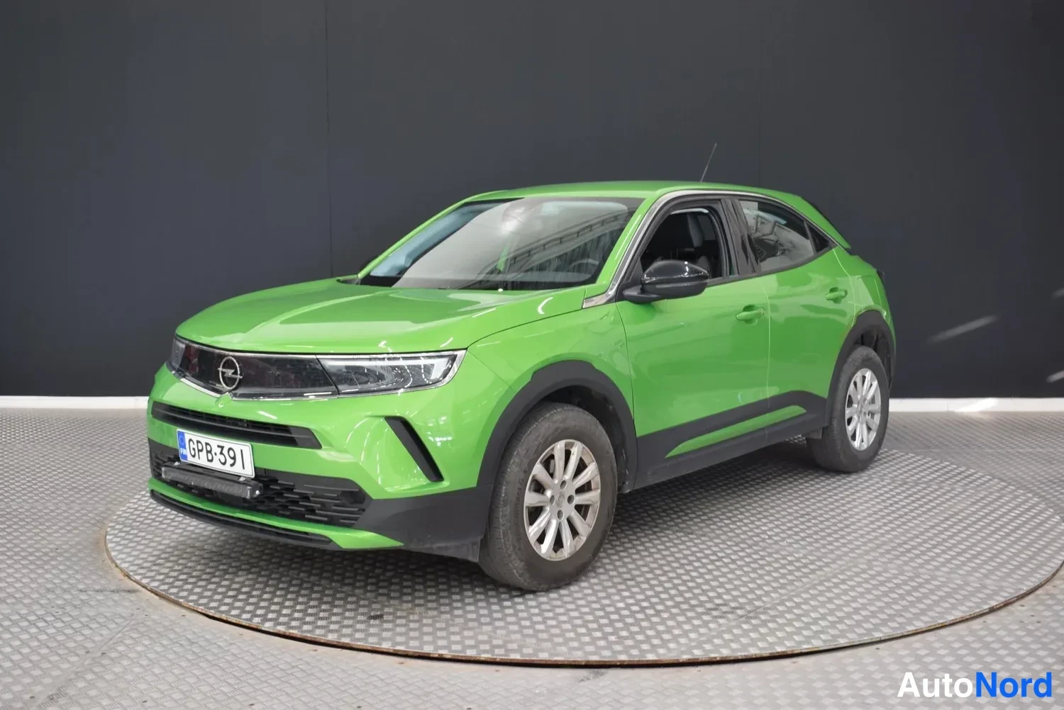 Vihreä Opel Mokka 2022, etuviisto, keula vasemmalle, kuva 2