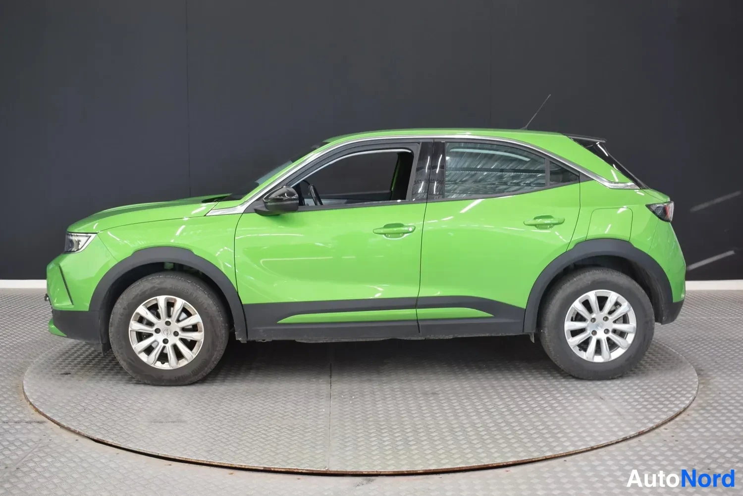 Vihreä Opel Mokka 2022, etuviisto, keula vasemmalle, kuva 3