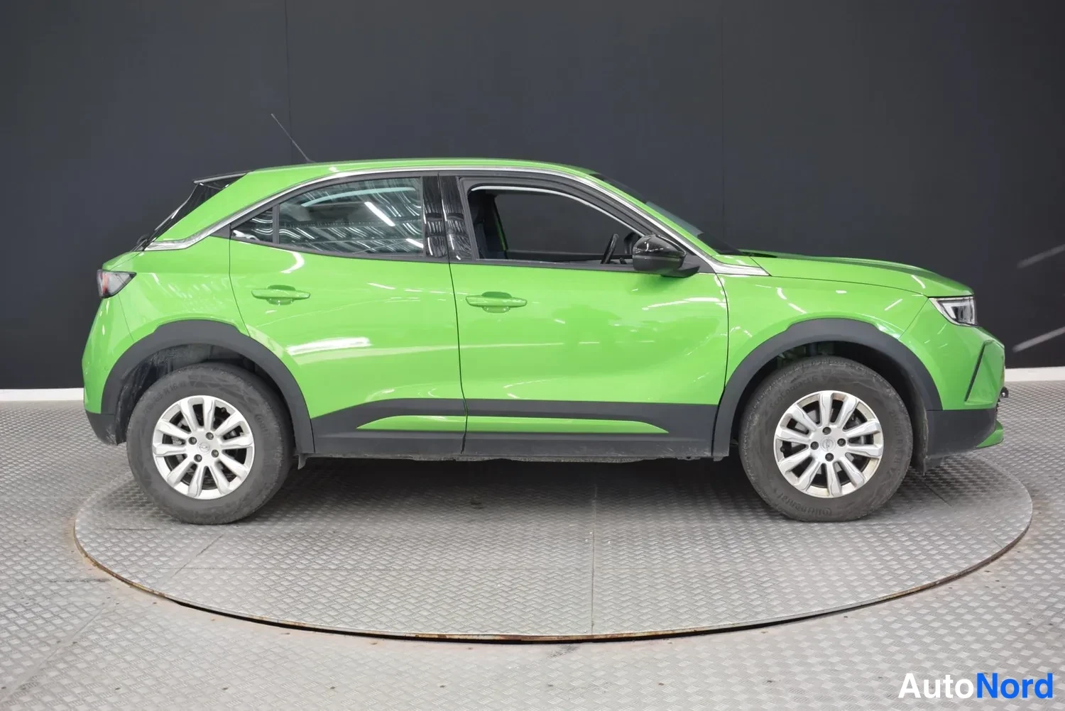 Vihreä Opel Mokka 2022, etuviisto, keula oikealle, kuva 4