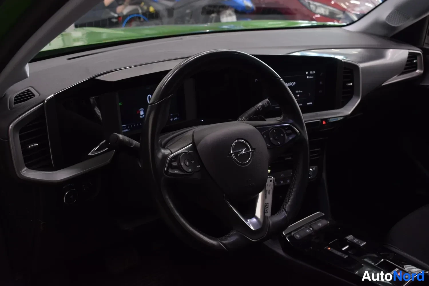 Vihreä Opel Mokka 2022, ohjaamo, kuva 7