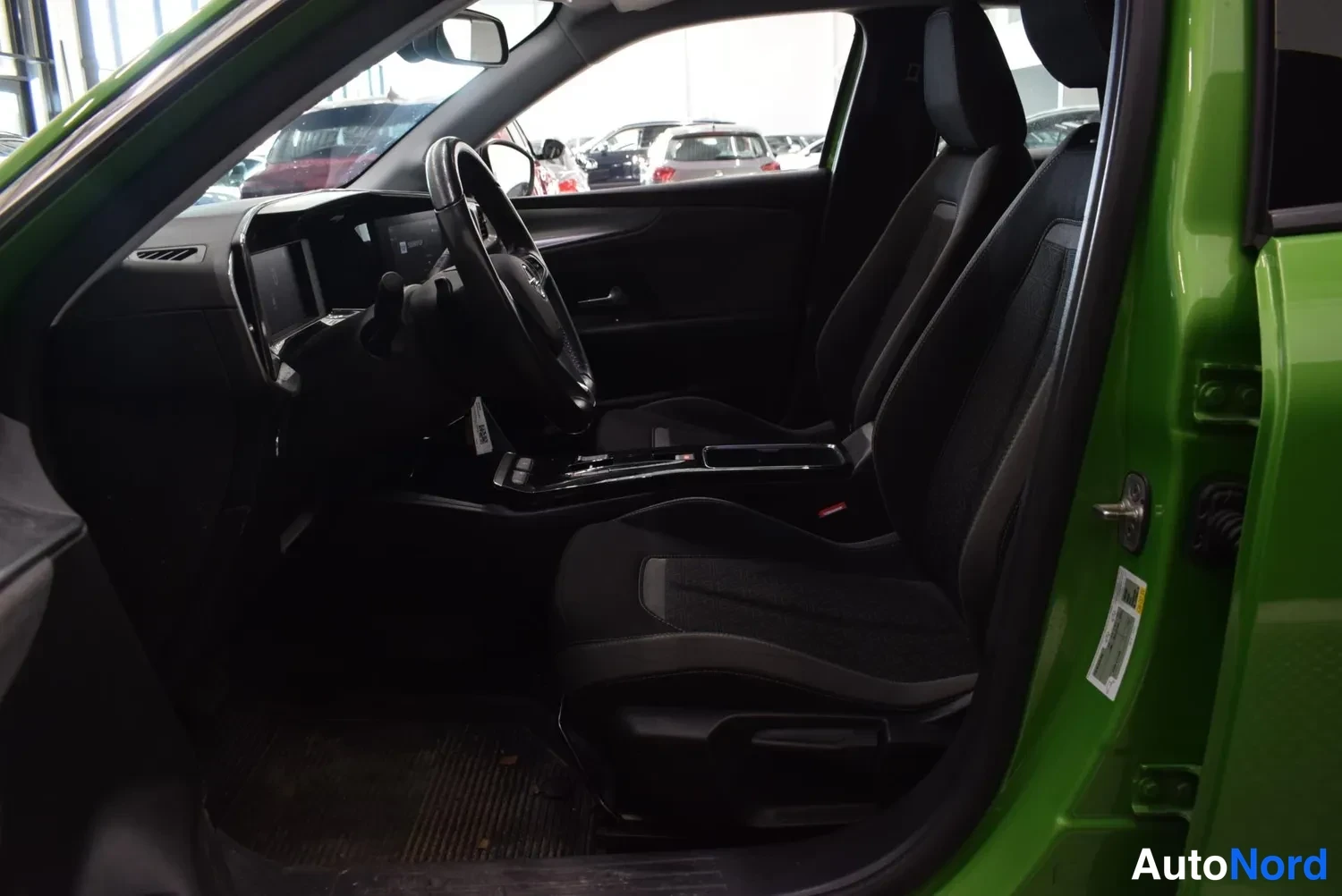 Vihreä Opel Mokka 2022, etuistuimet, kuva 11
