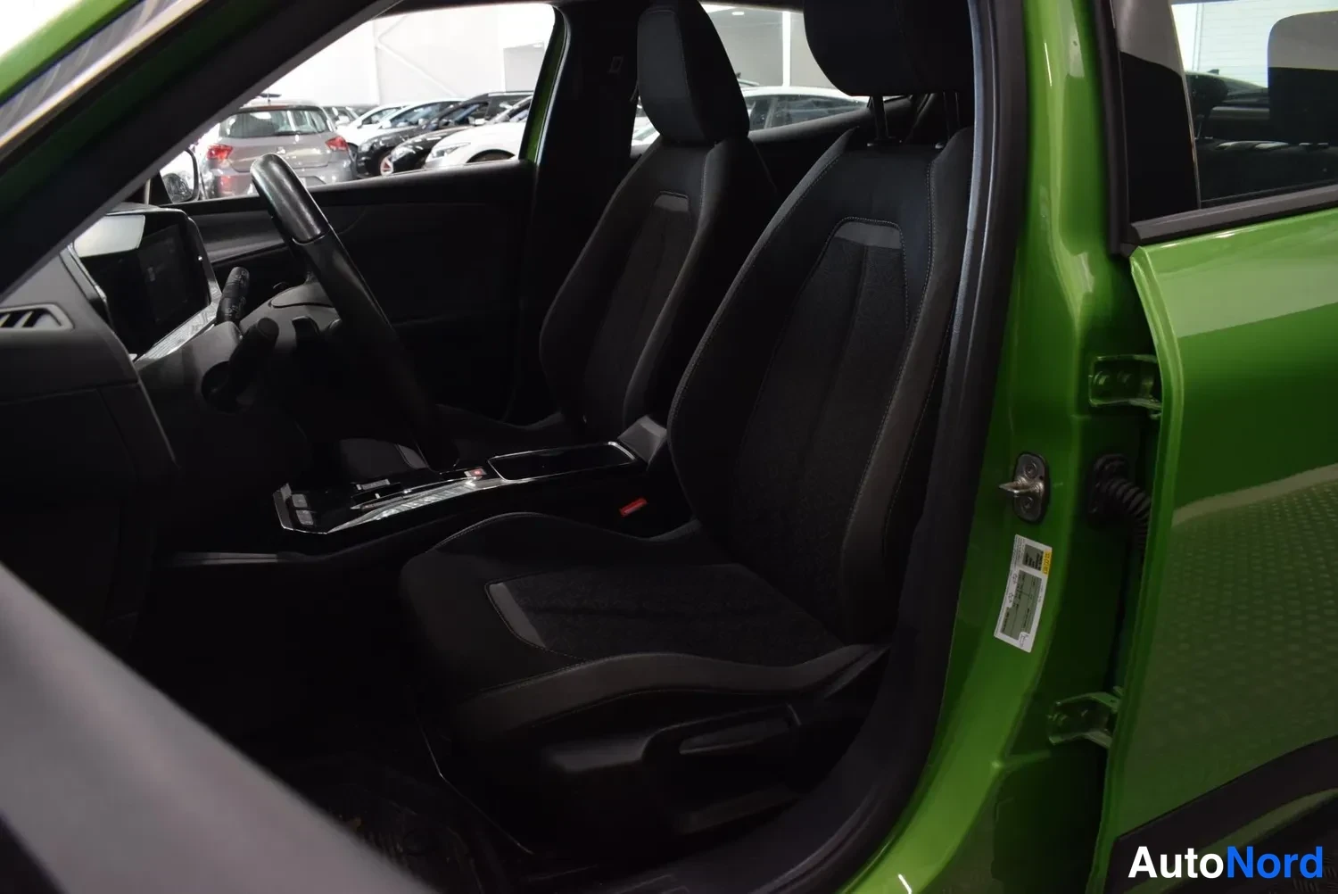 Vihreä Opel Mokka 2022, etuistuimet, kuva 12