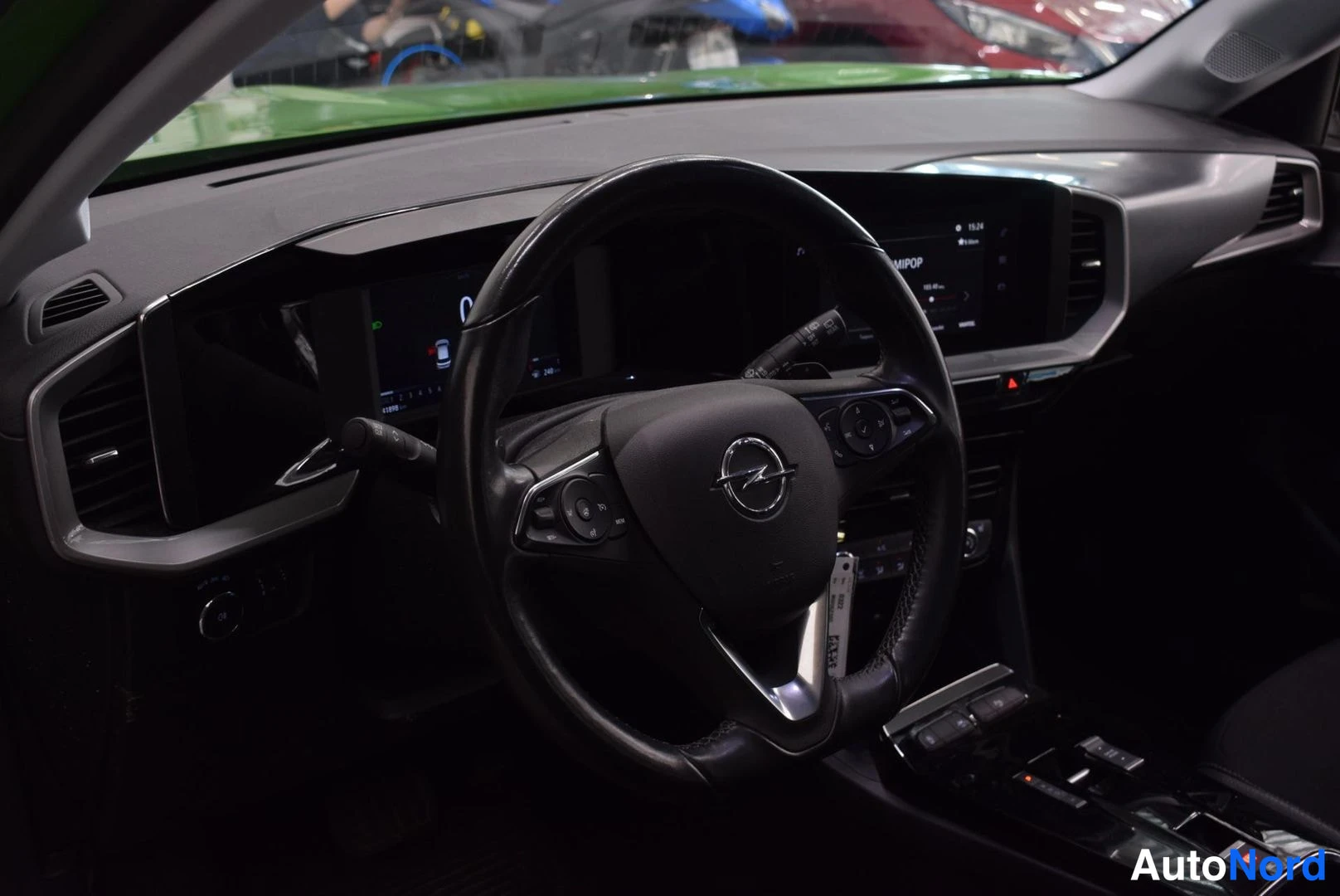 Vihreä Opel Mokka 2022, ohjaamo, kuva 8