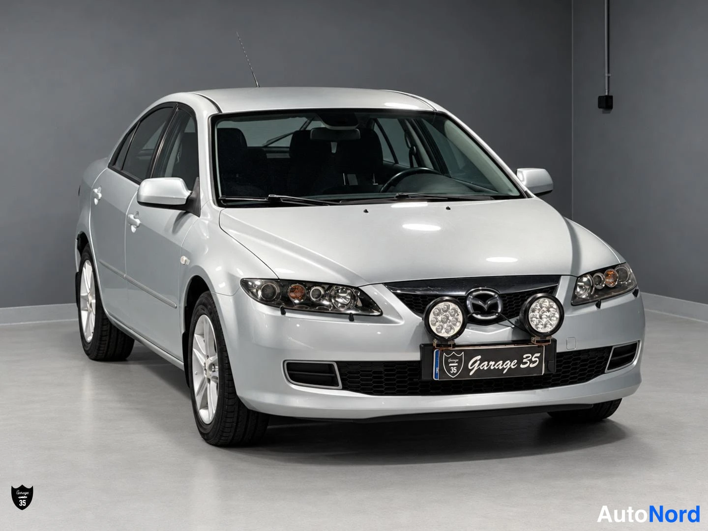 Grå Mazda 6 2006, snett framifrån, fronten åt höger, bild 2