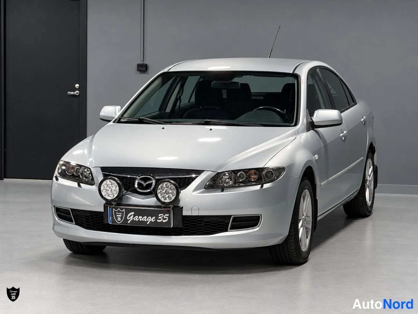 Grå Mazda 6 2006, snett framifrån, fronten åt vänster, bild 1