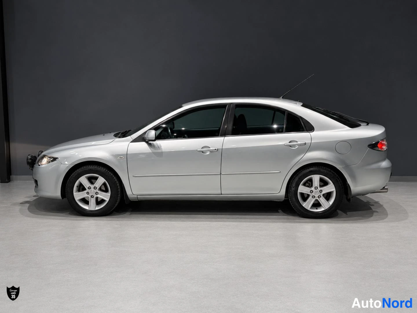 Grå Mazda 6 2006, från sidan, bild 5
