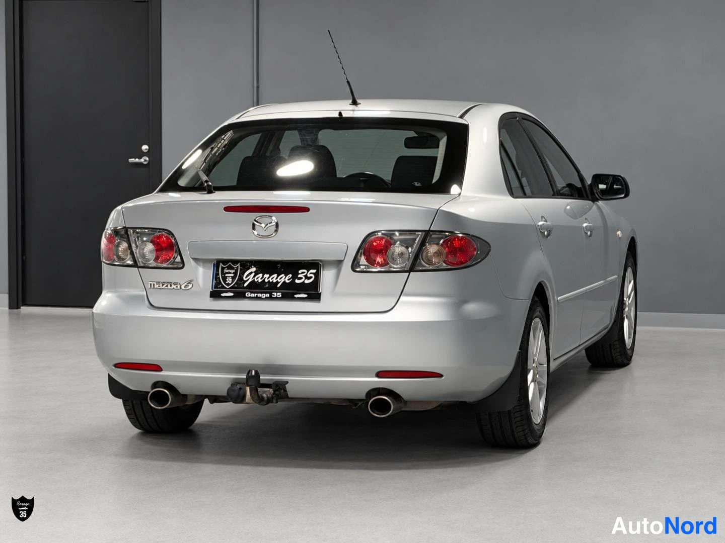 Grå Mazda 6 2006, snett bakifrån, bild 7