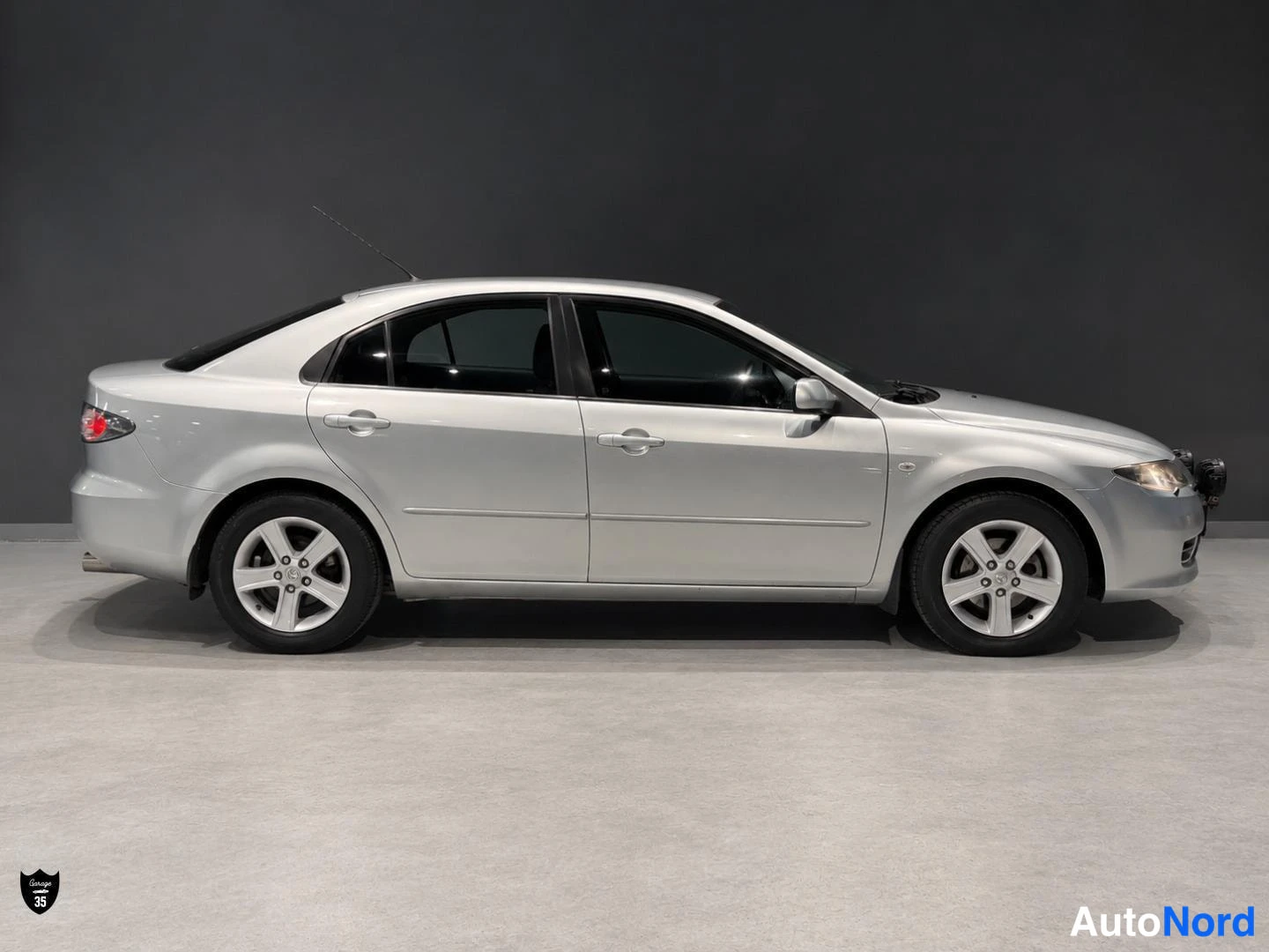 Grå Mazda 6 2006, snett framifrån, fronten åt höger, bild 3