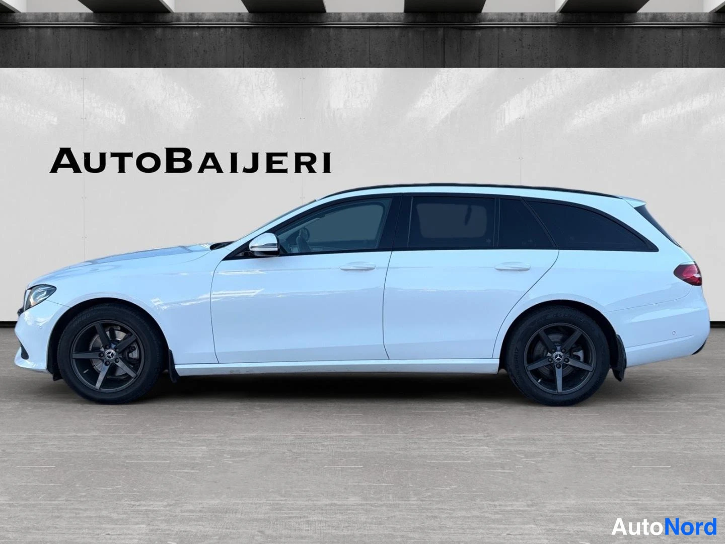 Valkoinen Mercedes-Benz E 200 d 2017, sivulta, kuva 5