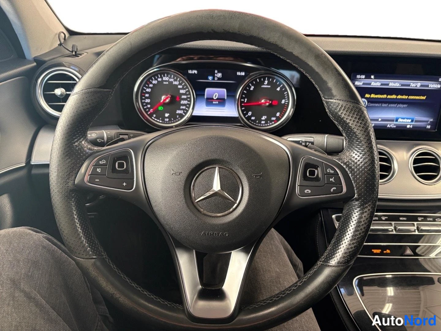 Valkoinen Mercedes-Benz E 200 d 2017, ohjaamo, kuva 10
