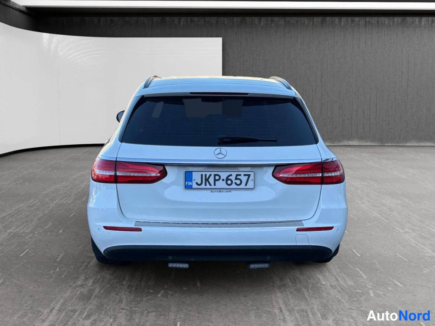 Valkoinen Mercedes-Benz E 200 d 2017, takaa, kuva 8