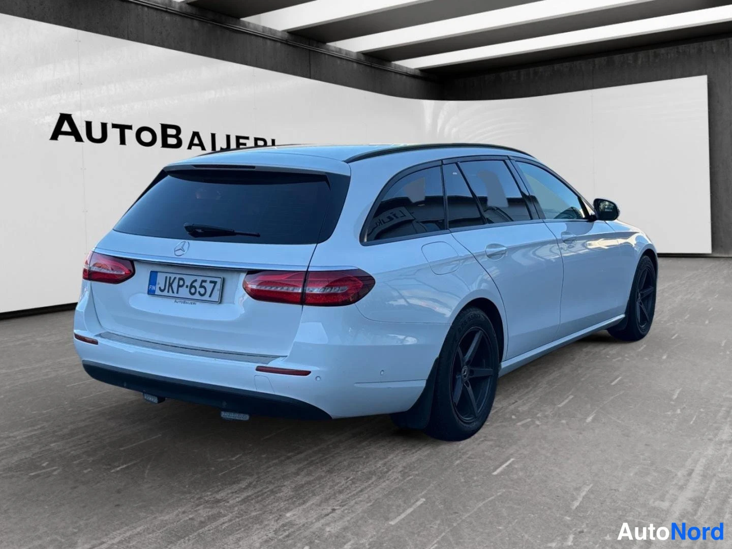 Valkoinen Mercedes-Benz E 200 d 2017, takaviisto, kuva 6
