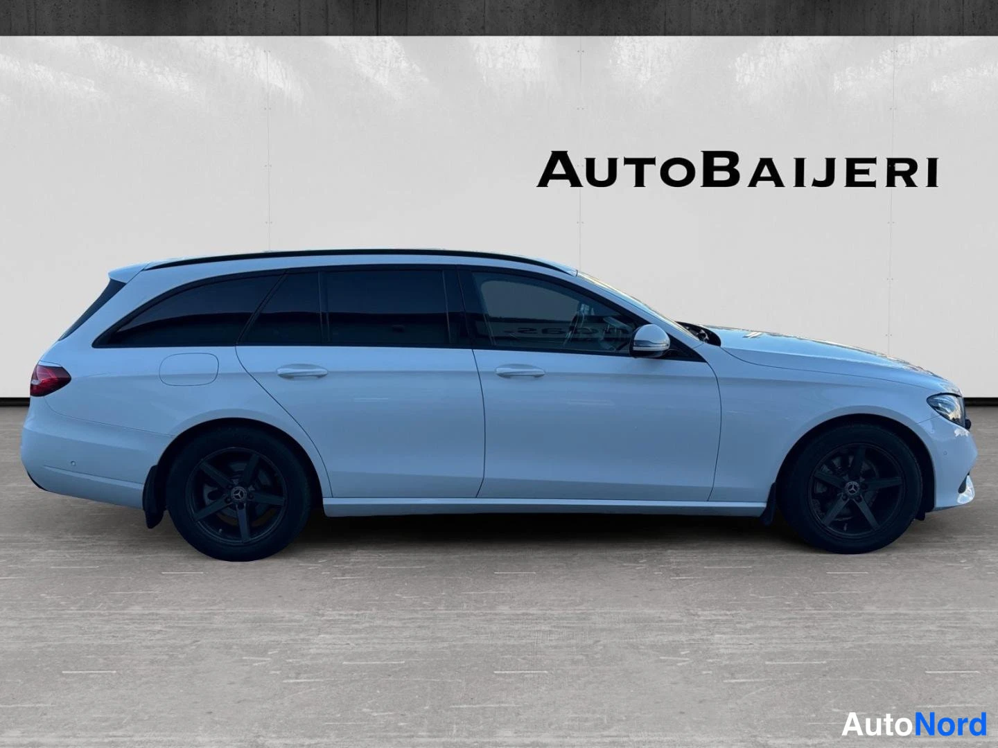 Valkoinen Mercedes-Benz E 200 d 2017, sivulta, kuva 4